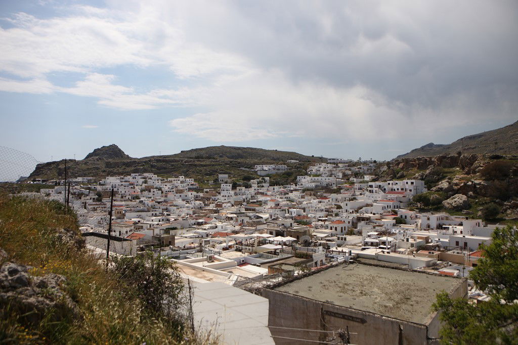 מחלונות המטוס ועד לשער לינדוס: גלריה יוונית