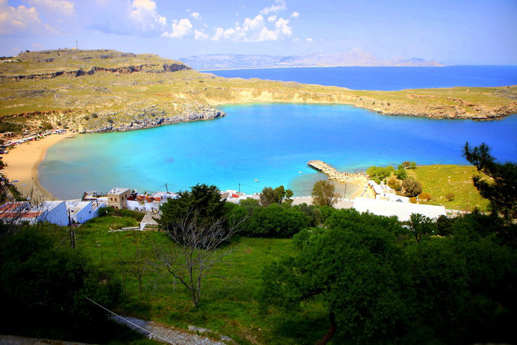 מחלונות המטוס ועד לשער לינדוס: גלריה יוונית