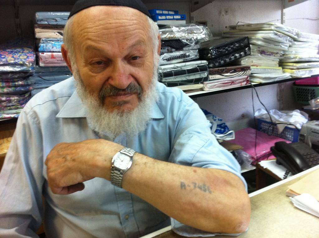 סבי והכתובת על זרועו