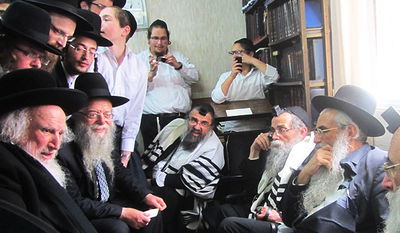 תיעוד: הרב אוירבך ניחם את בניו של הרב גריינמן