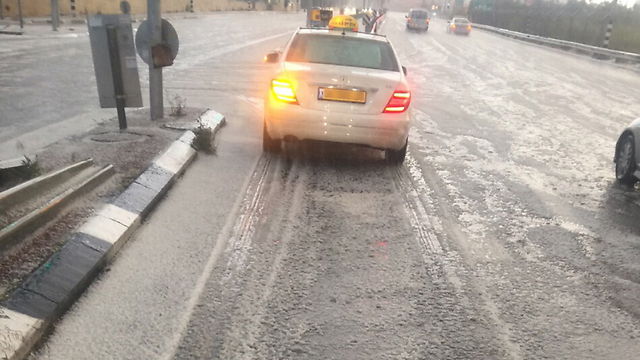 ברד על הכביש סמוך להר הרצל בירושלים