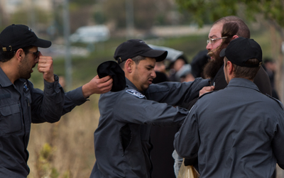 צפו: שוטרים התעמתו עם מפגינים חרדים קיצוניים