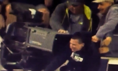 צפו: הצלם הציל את האוהד ברגע האחרון