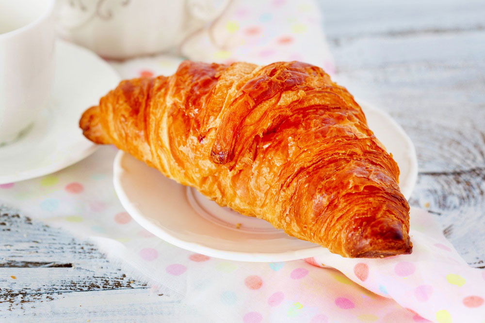 קרואסון חמאה פריזאי - פינוק בוקר מושלם