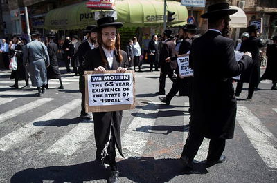 צפו: הקיצונים צועדים בזמן הצפירה בירושלים