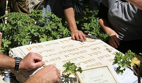 קברו של אלירז ז"ל, ב-2010