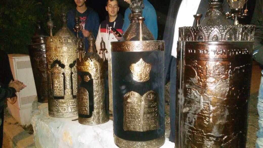 קריית גת: בית הכנסת נשרף, ספרי התורה חולצו