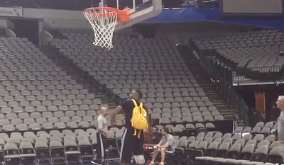 צפו: דווייט האוורד קולע ממגרש שלם