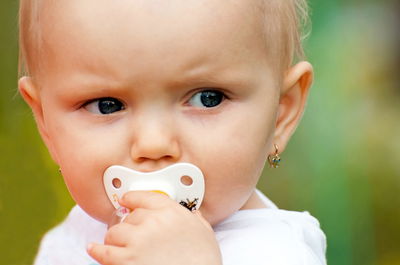 בית המשפט יקבע האם על הפעוטה להסיר את העגילים