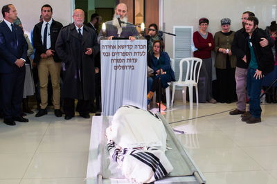 הרב אורי שרקי בהלווית בנו