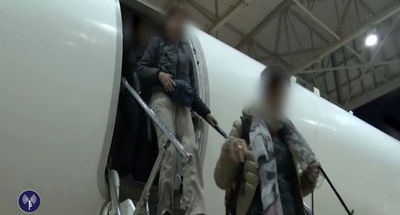 הניצולים יורדים מהמטוס