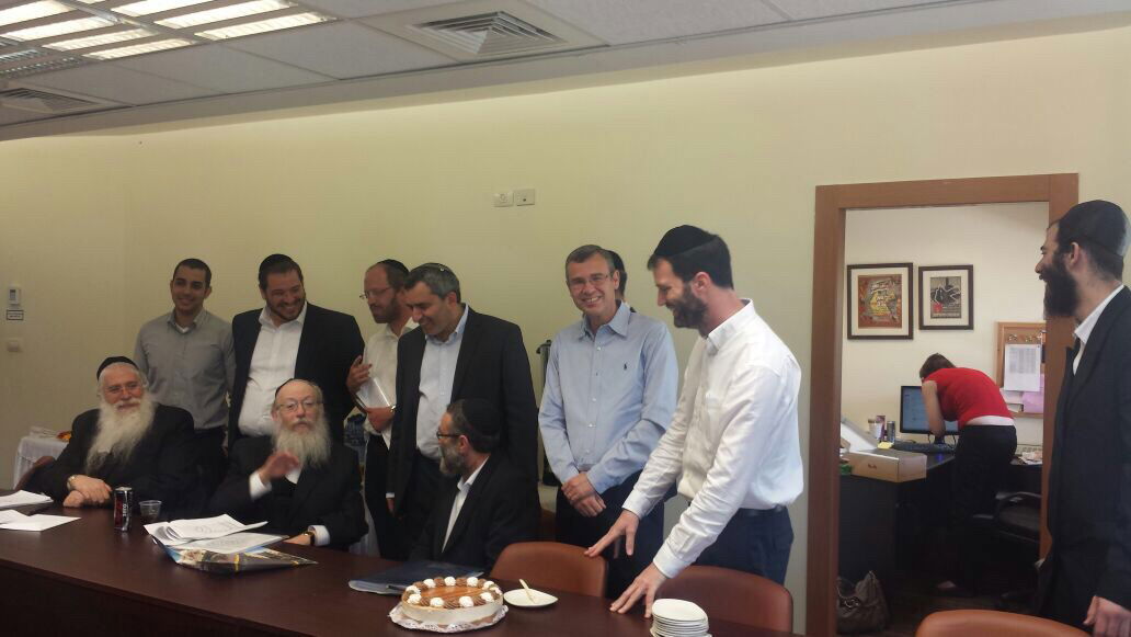 צוות המו"מ של 'הליכוד' הפתיע את ח"כ משה גפני עם עוגת יום הולדת • תמונות