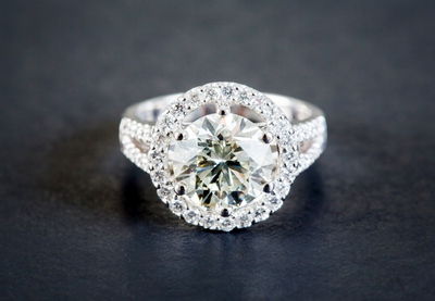 זה יהלום אמיתי או זירקון?