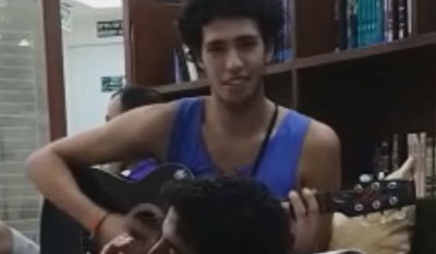 תיעוד: אור אסרף מנגן בבית חב"ד שלושה חודשים לפני שנהרג