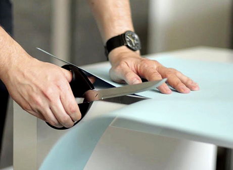 הוא לא מוכשר באמת, זה המספריים