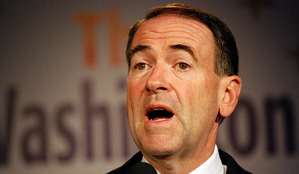 מגיש החדשות מייק האקבי הודיע על ריצה לנשיאות ארה"ב