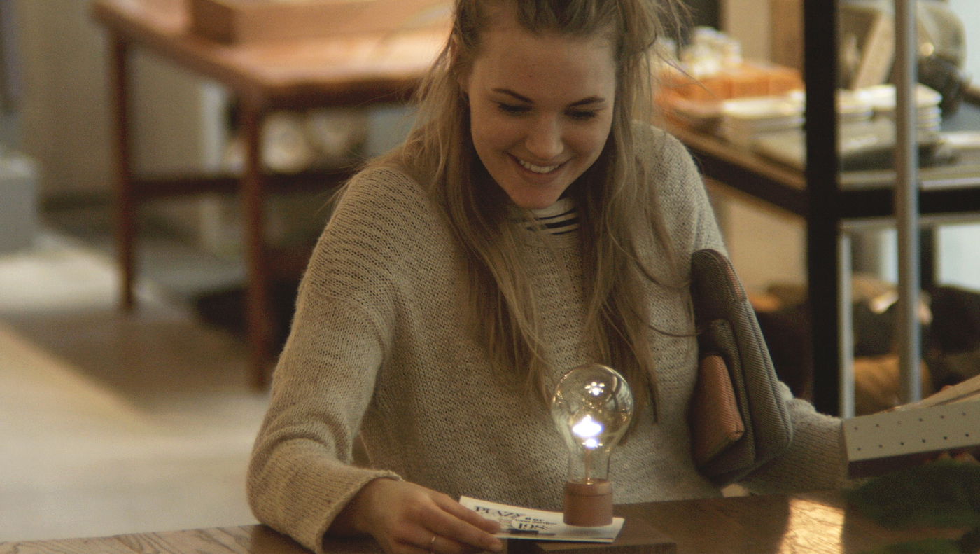 נורה מרחפת שגם יכולה להטעין את הסמארטפון