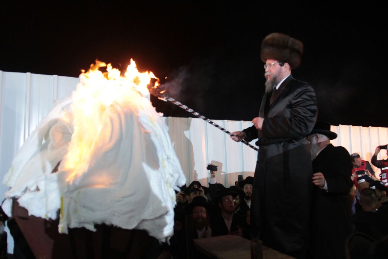 ההדלקה והריקודים: גלריה מהמדורה של חסידות בויאן