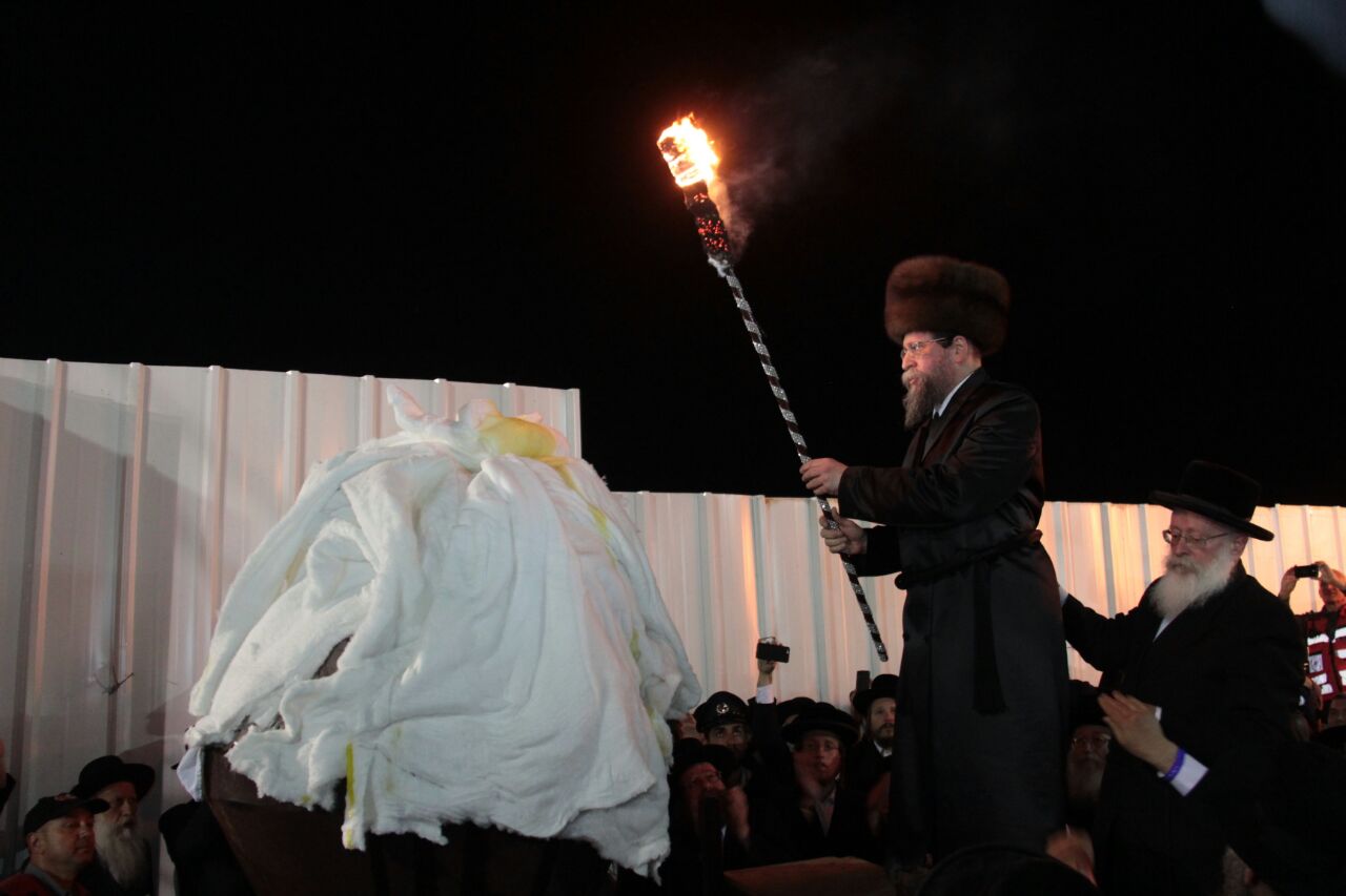 ההדלקה והריקודים: גלריה מהמדורה של חסידות בויאן