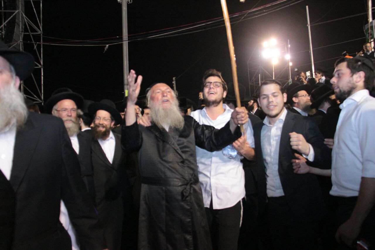 ההדלקה והריקודים: גלריה מהמדורה של חסידות בויאן