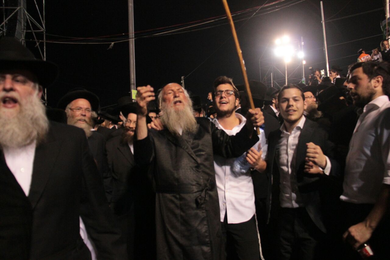 ההדלקה והריקודים: גלריה מהמדורה של חסידות בויאן