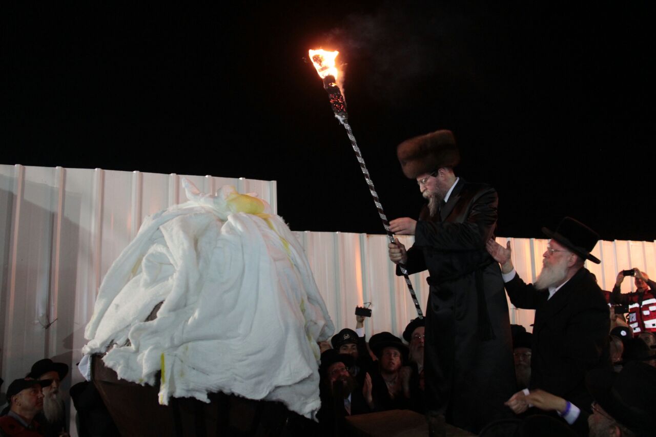 ההדלקה והריקודים: גלריה מהמדורה של חסידות בויאן