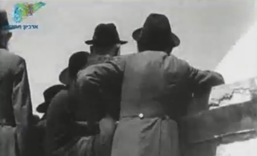 צופים על ההילולא מלמעלה