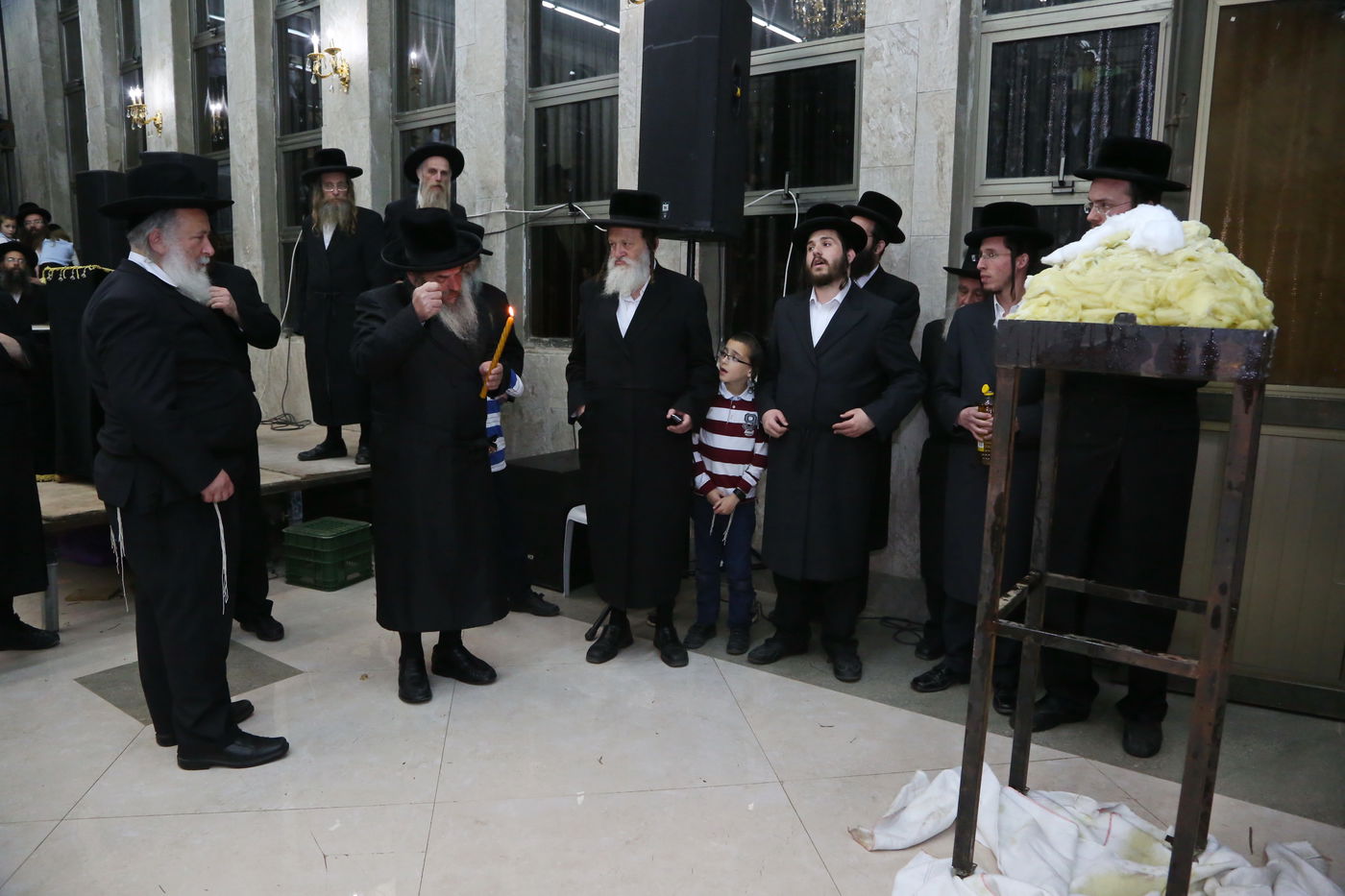 צפו: הרבי מלעלוב בהדלקת המדורה