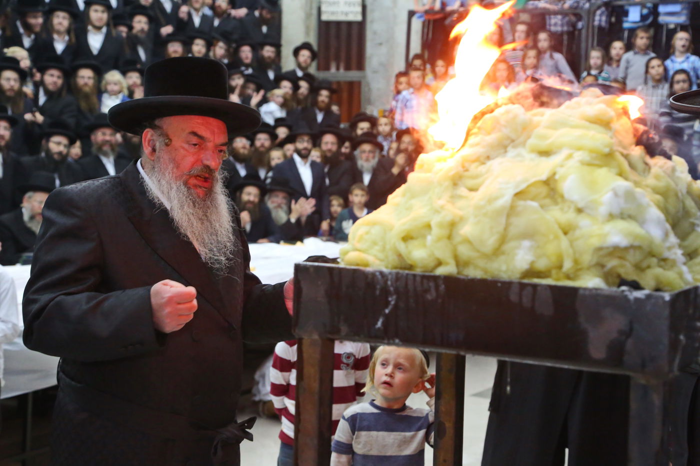 צפו: הרבי מלעלוב בהדלקת המדורה