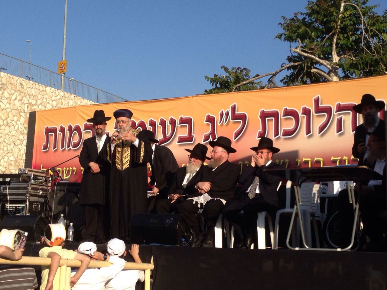 תיעוד: הראשל"צ הגאון רבי יצחק יוסף בתהלוכת חב"ד