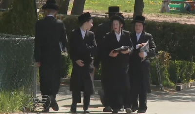 סקווירא: אנטישמים השליכו ביצים, מאות חרדים לכדו אותם