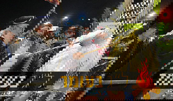 צפו: הדלקת המדורה של הגר"ש עמאר במירון