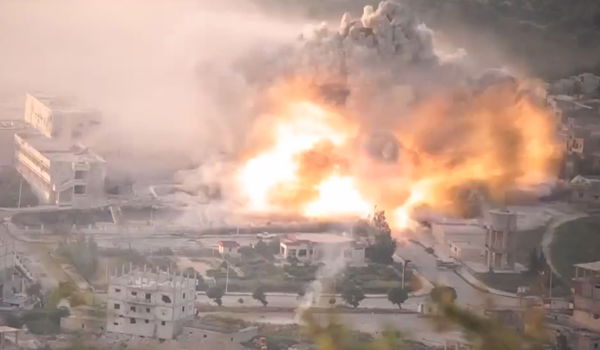 צפו: משאית תופת של ג'בהת א-נוסרה "משטחת" בניין בסוריה