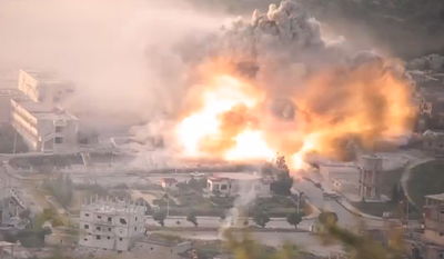 צפו: משאית תופת של ג'בהת א-נוסרה "משטחת" בניין בסוריה