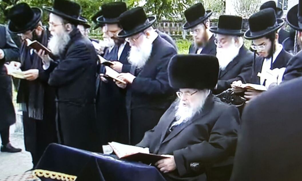 תיעוד ראשון: הרבי מבעלזא משתטח בקברי מייסדי החסידות באוקראינה