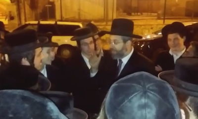 הרב לאו פגש בחורי ישיבה ברחוב והחל להתפלפל עמם בלימוד • צפו