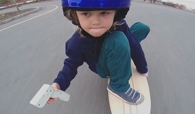 חמוד: ילד שובר את השיא האישי על הסקייטבורד החשמלי שלו