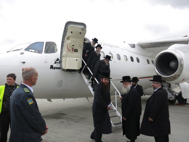 מההמראה ועד להשתטחת • מסע האדמו"ר מבעלזא בתמונות