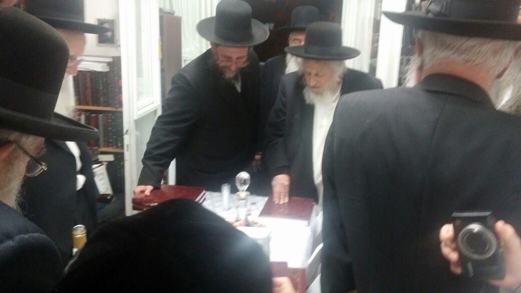 תיעוד: הגר"ש אוירבך חגג עם אחיו את הדפסת ספרו החדש