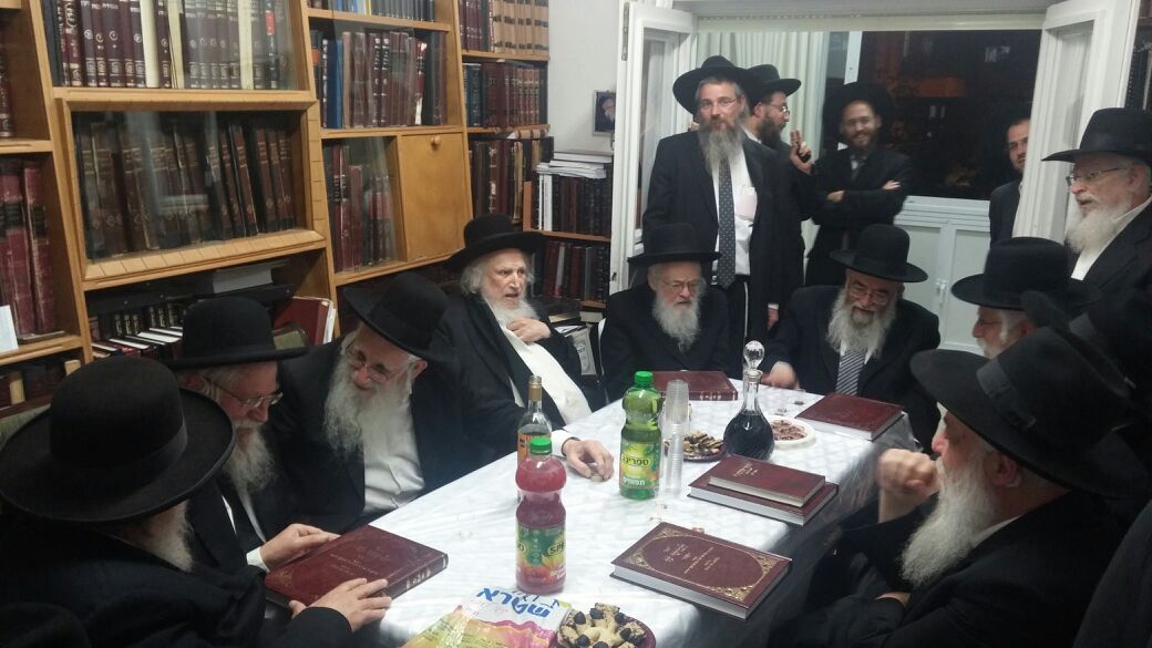 תיעוד: הגר"ש אוירבך חגג עם אחיו את הדפסת ספרו החדש