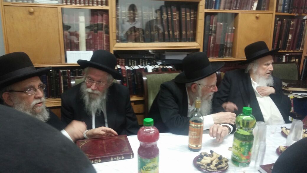 תיעוד: הגר"ש אוירבך חגג עם אחיו את הדפסת ספרו החדש