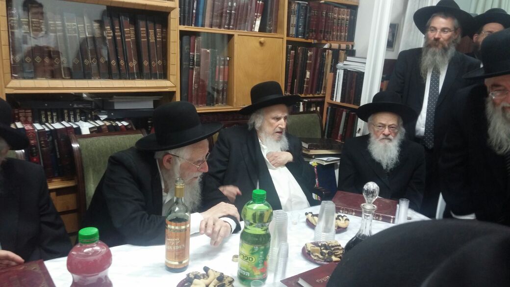 תיעוד: הגר"ש אוירבך חגג עם אחיו את הדפסת ספרו החדש