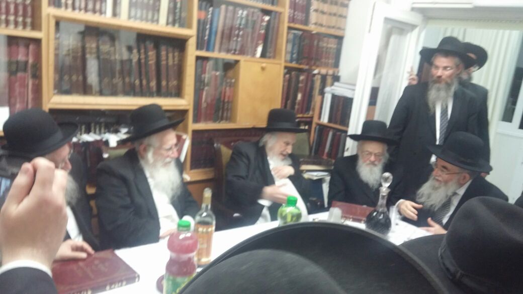 תיעוד: הגר"ש אוירבך חגג עם אחיו את הדפסת ספרו החדש