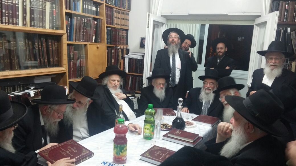 תיעוד: הגר"ש אוירבך חגג עם אחיו את הדפסת ספרו החדש