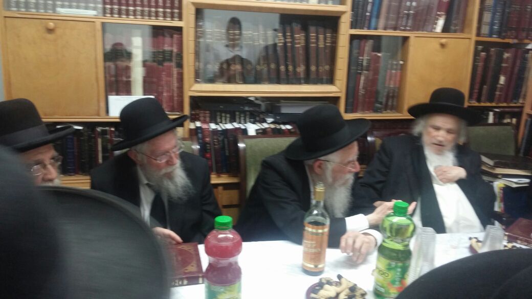 תיעוד: הגר"ש אוירבך חגג עם אחיו את הדפסת ספרו החדש