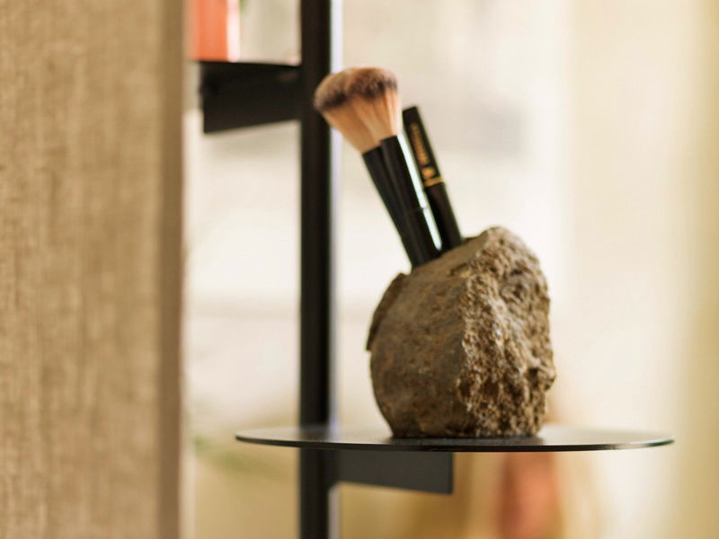 מדפים על עמודים. כי למה להתחייב?