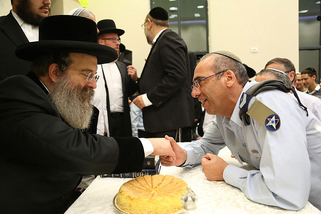 צפו: עמיר בניון שר בטיש עם האדמו"ר מסדיגורא