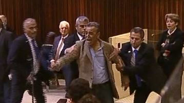 החכי"ם הערבים צעקו על נתניהו והוצאו מהמליאה • צפו