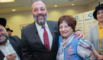 יד ביד: אריה דרעי נכנס עם אמו ללשכת השר • צפו