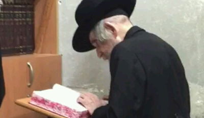 לאחר ימי חולשה: מרן הגראי"ל בתפילת מנחה • צפו בתיעוד